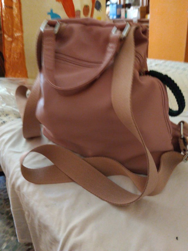 Mochila rosa con cremallera oculta
