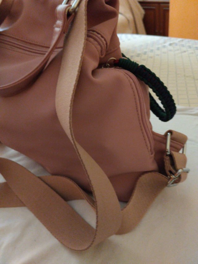 Mochila rosa con cremallera oculta