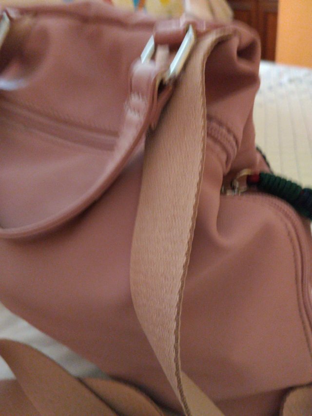 Mochila rosa con cremallera oculta
