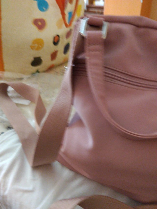 Mochila rosa con cremallera oculta