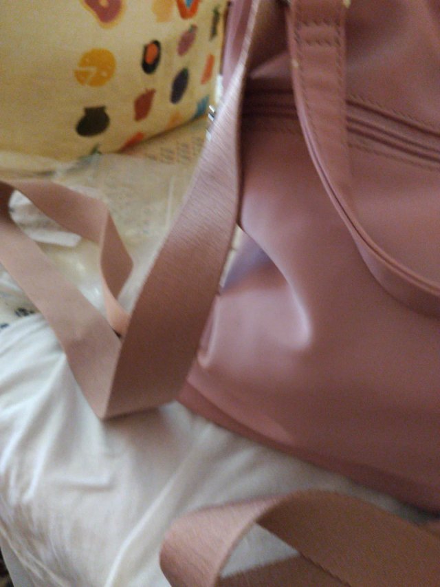Mochila rosa con cremallera oculta