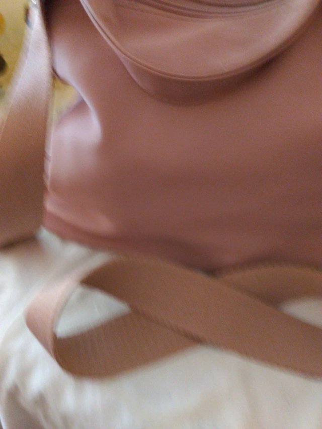 Mochila rosa con cremallera oculta
