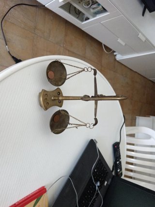 Balanza de latón antigua