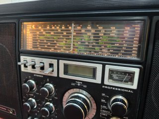 Radio vintage Grundig Satellit 2400 funcionando