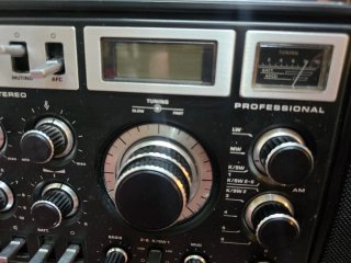 Radio vintage Grundig Satellit 2400 funcionando