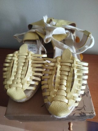 Sandalias esparto mujer doradas
