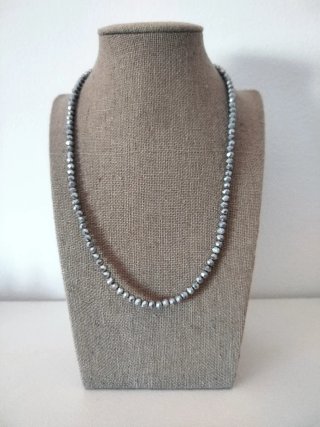 Collar bolitas brillantes gris