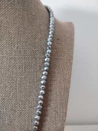 Collar bolitas brillantes gris