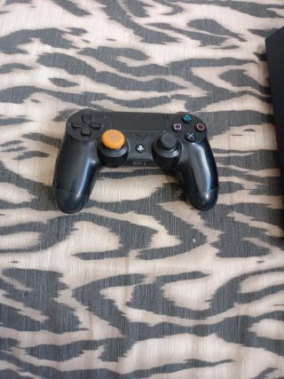 Consola PS4, viene con cable, pero sin caja ps4