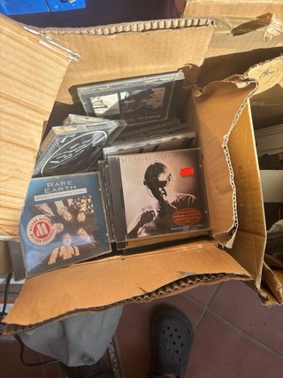 Cajas con CDs de música variada