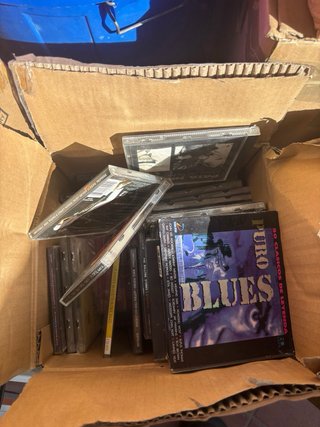 Cajas con CDs de música variada