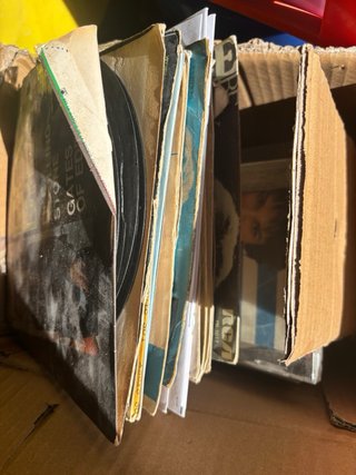 Cajas con CDs de música variada