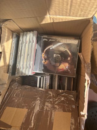 Cajas con CDs de música variada