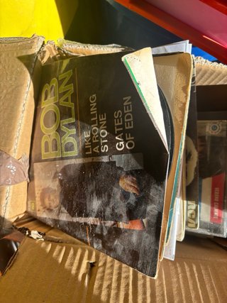 Cajas con CDs de música variada
