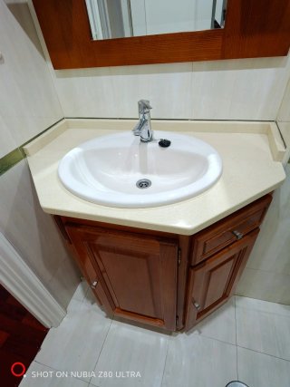 Mueble de baño con espejo y lavabo