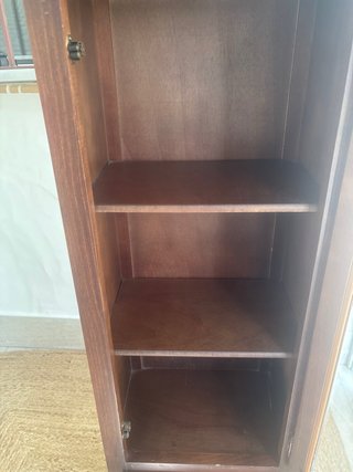 Vitrina pequeña de madera y cristal