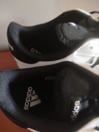 Zapatillas Adidas Blancas y Negras