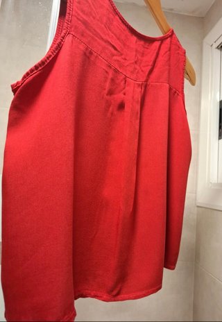 Camisa sin mangas roja