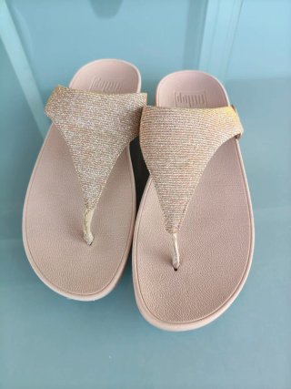 Sandalias Fitflop doradas y rosas