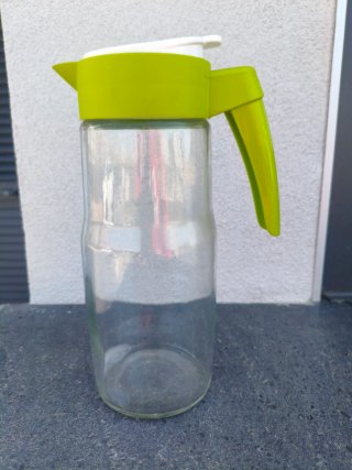 Caraffa in vetro con coperchio verde