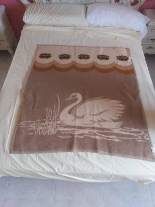 Manta de cuna antigua con cisne