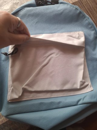 Mochila azul y blanca