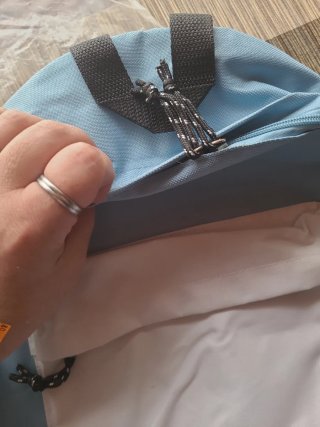 Mochila azul y blanca