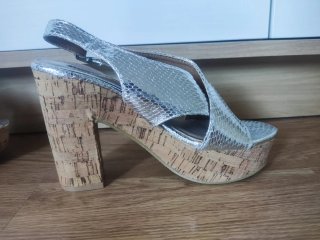 Sandalias cuña plateadas efecto piel serpiente