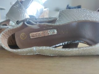 Sandalias cuña plateadas efecto piel serpiente