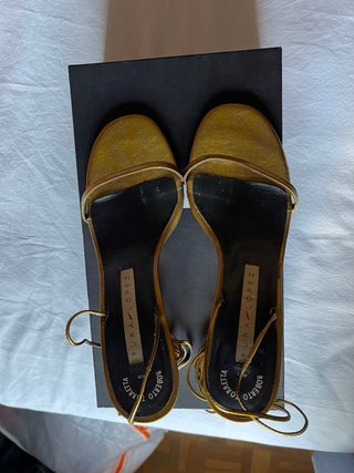 Sandalias Pura López doradas tacón