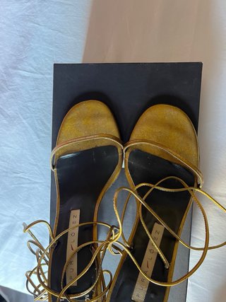 Sandalias Pura López doradas tacón