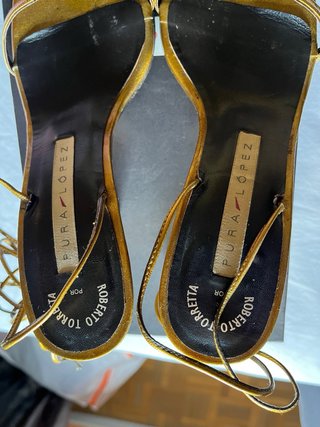 Sandalias Pura López doradas tacón