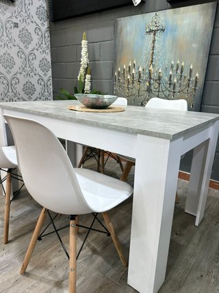 Mesa comedor gris y 4 sillas blancas