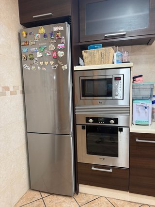 Cocina Muebles Madera Oscura y Plata