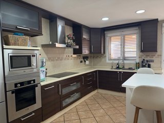 Cocina Muebles Madera Oscura y Plata