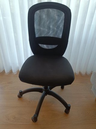 Silla de oficina negra modelo Vilgot Ikea.