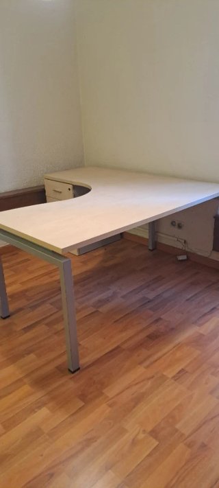 Mesa de oficina angular madera y metal