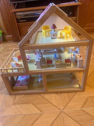 Casita de muñecas de madera
