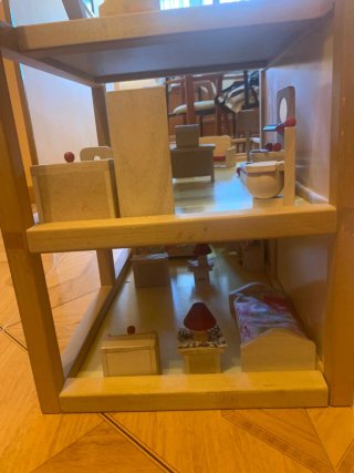 Casita de muñecas de madera
