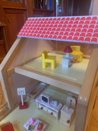 Casita de muñecas de madera