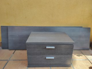 Mesita de noche y cabecero de madera