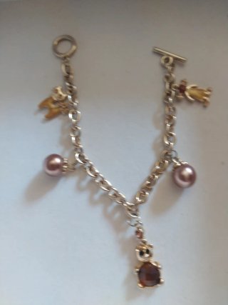 Bracciale dorato con ciondoli