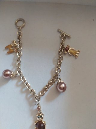 Bracciale dorato con ciondoli