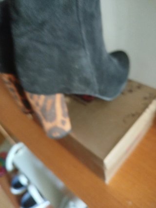 Botines de ante negros con tacón estampado