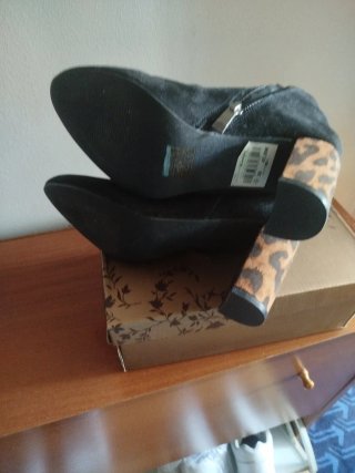 Botines de ante negros con tacón estampado