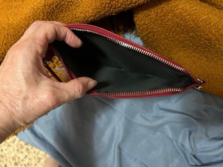 Cartera  roja con tachuelas