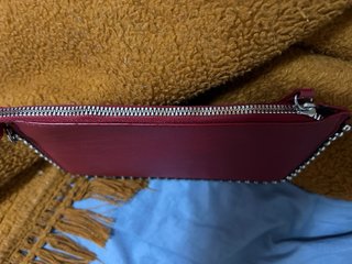 Cartera  roja con tachuelas