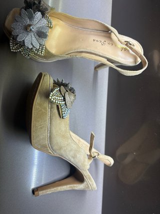 Zapatos Alma en Pena dorados y plateados