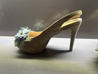 Zapatos Alma en Pena dorados y plateados