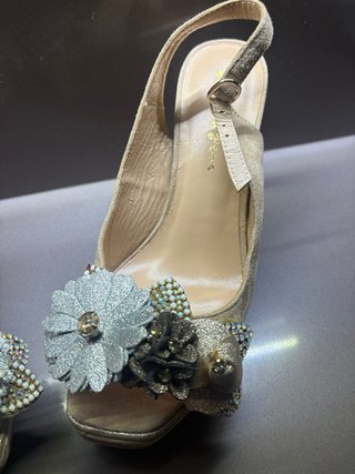 Zapatos Alma en Pena dorados y plateados